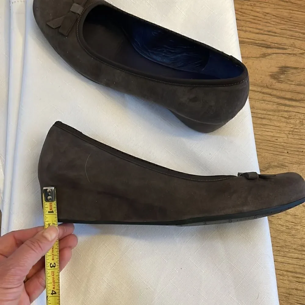 VANELLI BROWN SUEDE BOW LOW WEDGE SHOES.  NEW